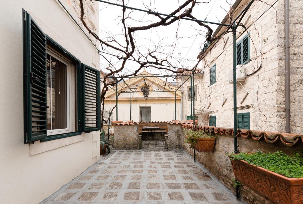 Apartments Leo Kotor Luaran gambar